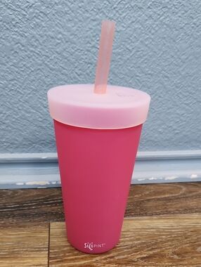 NWOT Silipint 22 oz Straw Tumbler Lilly Pilly Pink